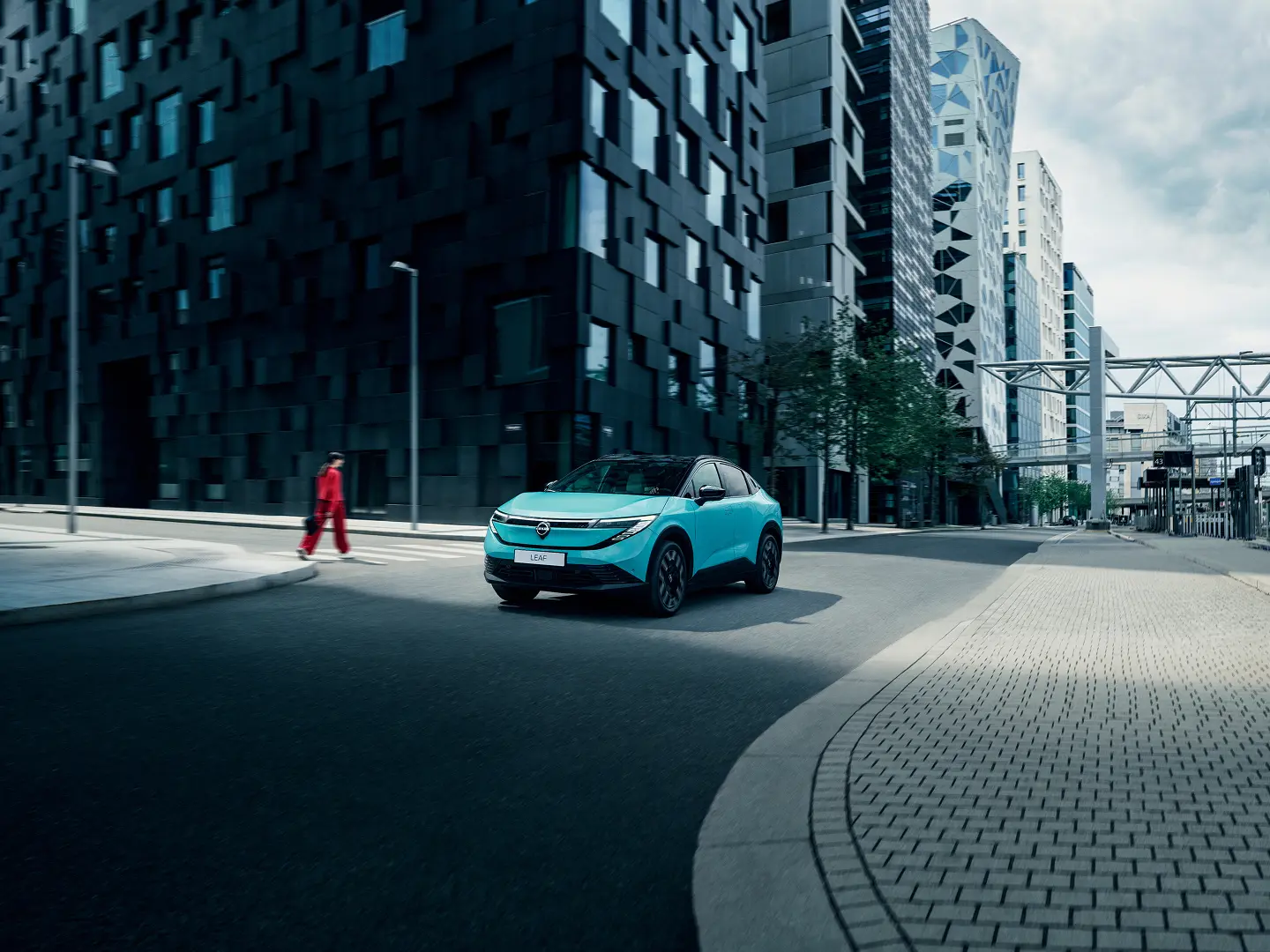 Nissan Leaf elektrisches Familienauto in der Stadt