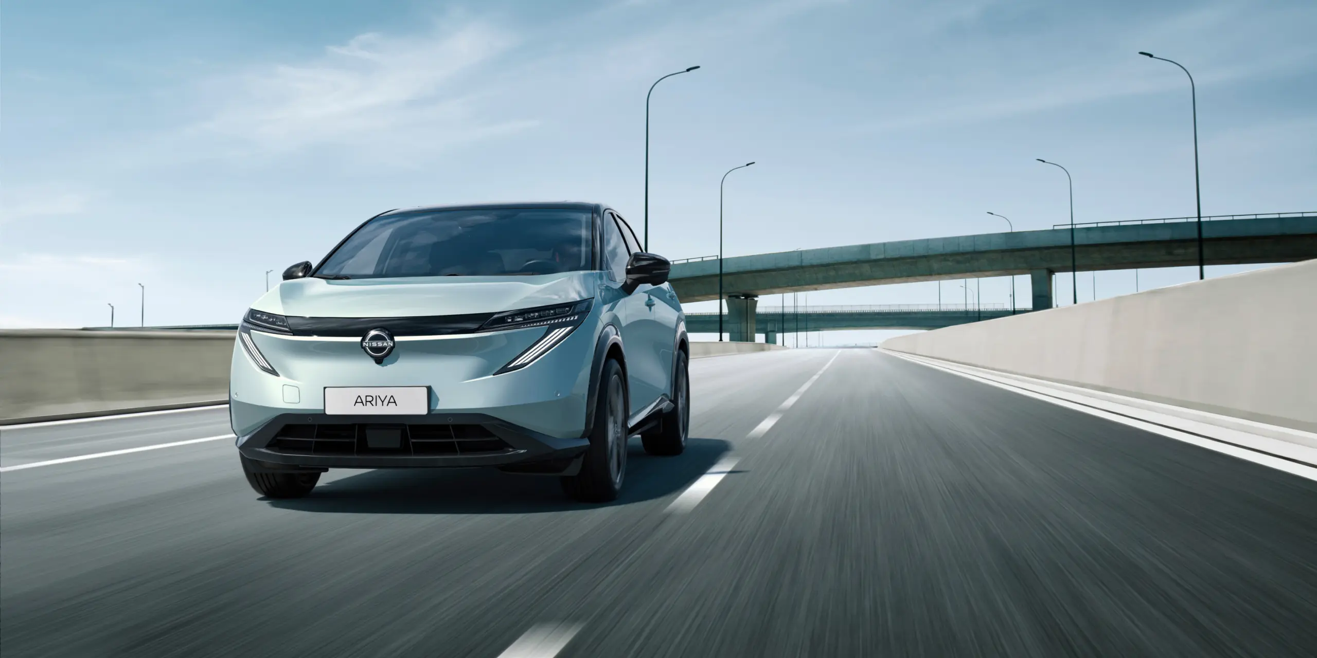 100 % elektrisk SUV Nissan ARIYA kjører på motorvei