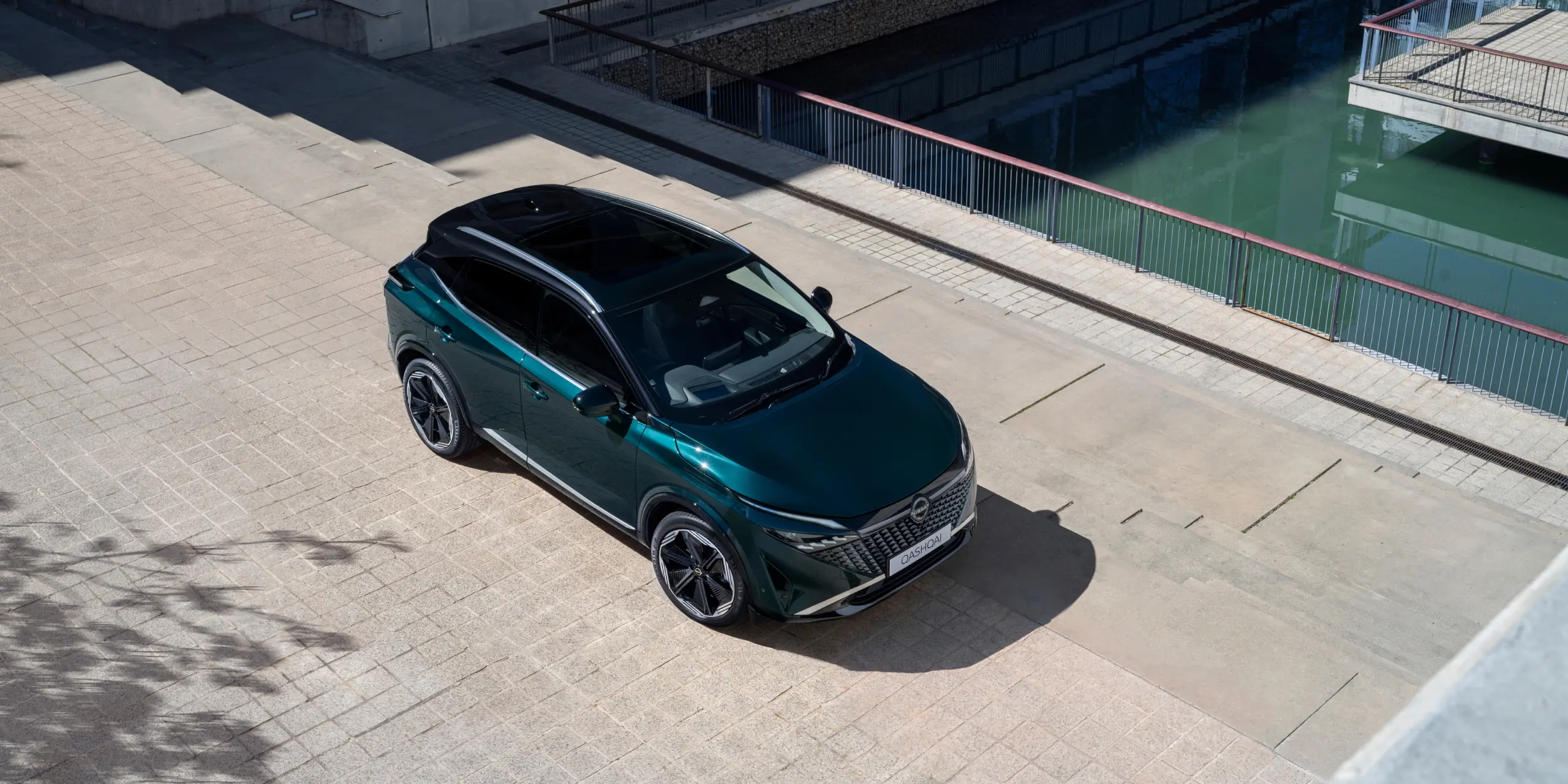 Top view of Nissan Qashqai Hybrid SUV e‑POWER driving outdoors
