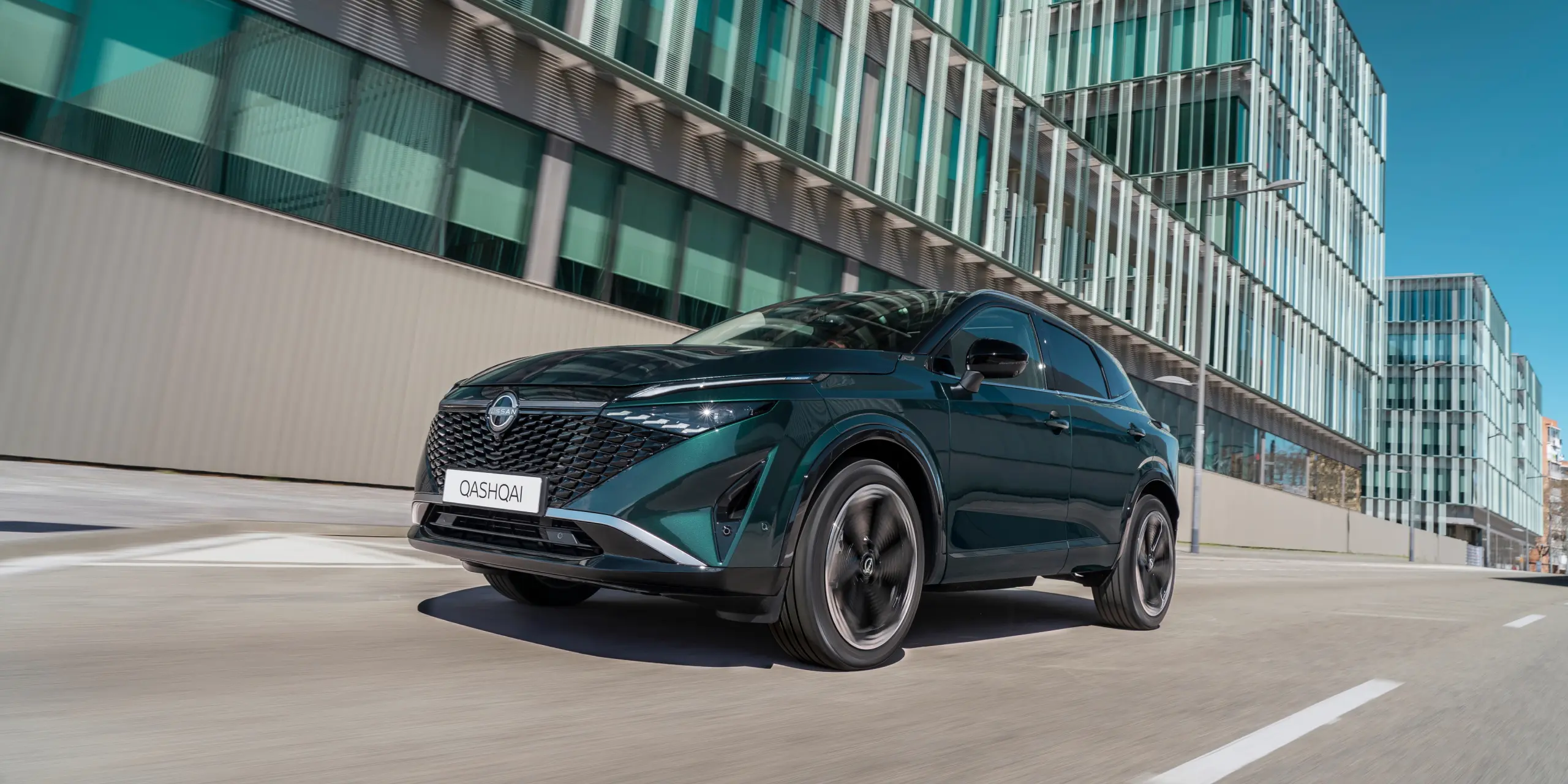 Nissan Qashqai Hybrid SUV e‑POWER driving in an urban environment