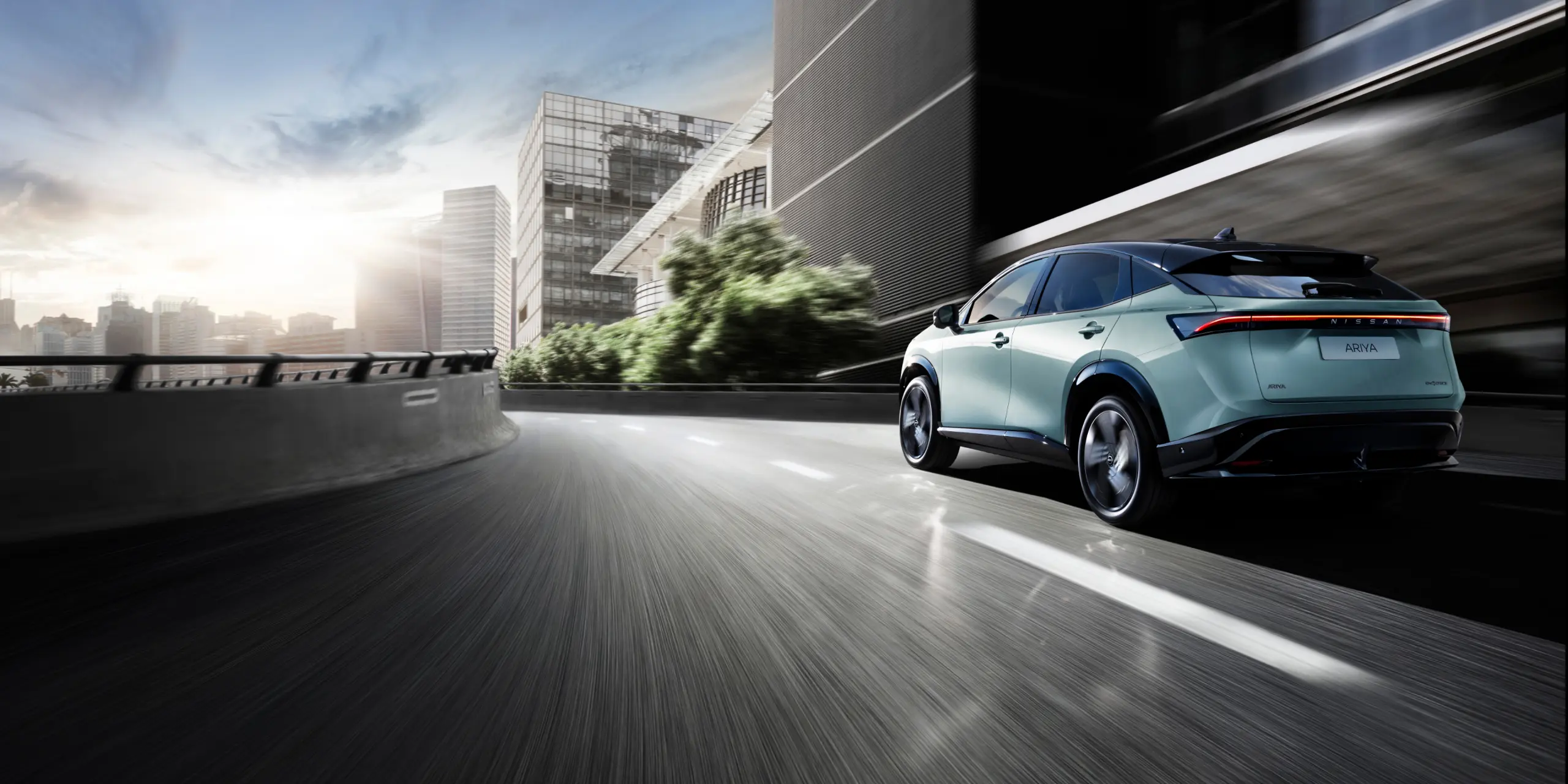 100 % elektrisk SUV Nissan ARIYA sett bakfra i byen