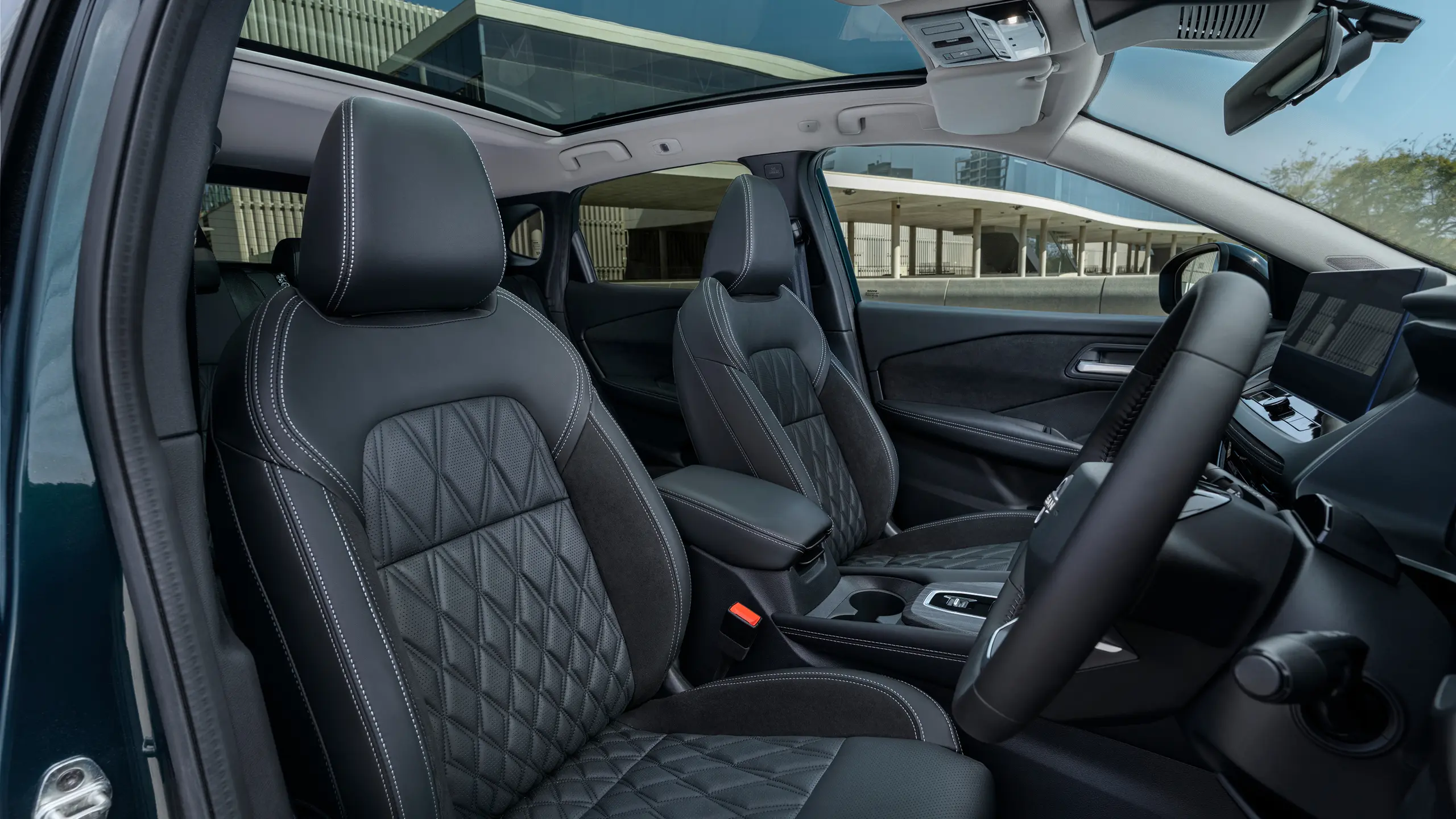 Front seats of Nissan Qashqai Hybrid SUV e‑POWER with quilted design