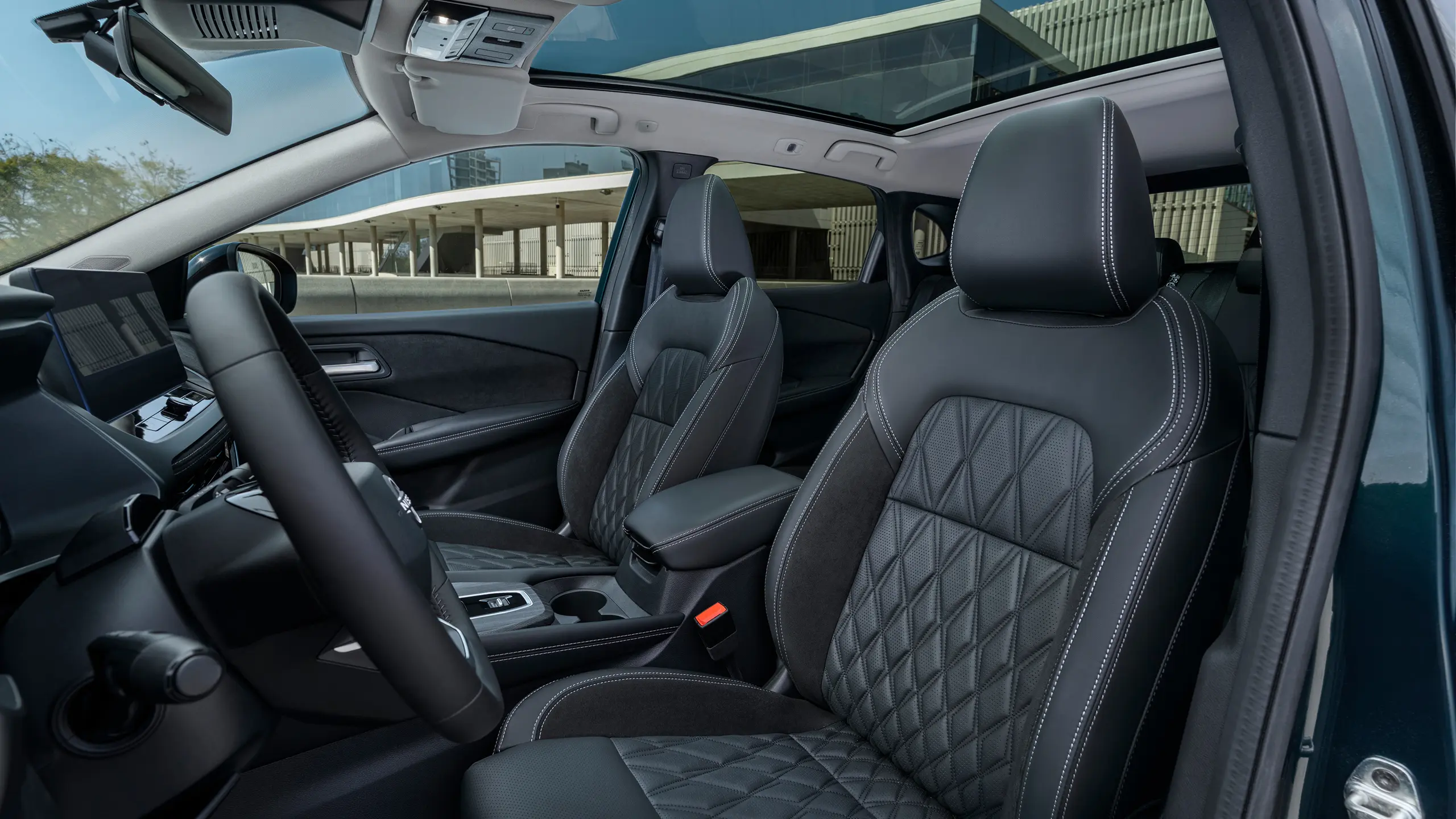 Asientos delanteros del SUV híbrido Nissan Qashqai e-POWER con diseño acolchado