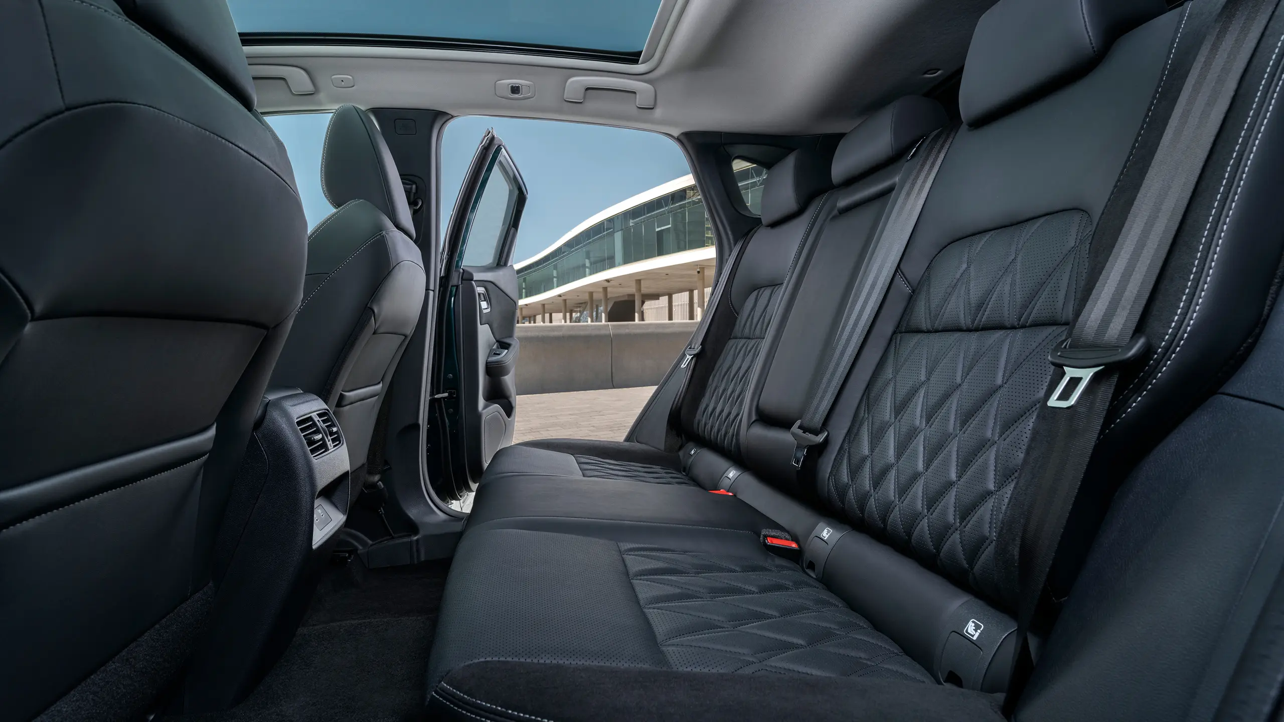 Asientos traseros del SUV híbrido Nissan Qashqai e-POWER con asientos premium espaciosos