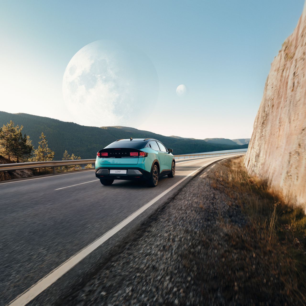 Nissan Leaf elektrische gezinsauto op een bergweg