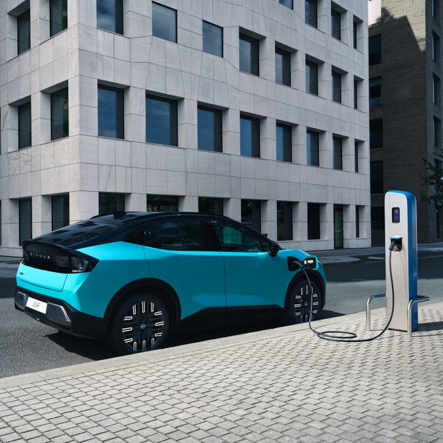 Nissan Leaf voiture familiale électrique en charge à une station