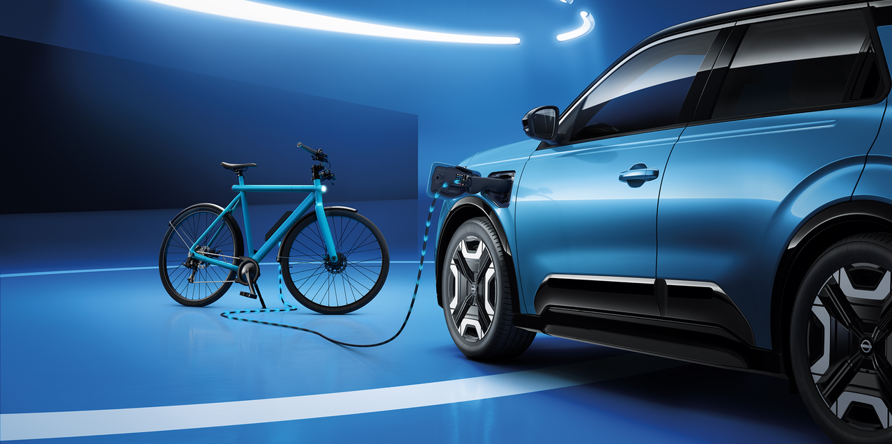 La toute nouvelle Nissan MICRA alimente un vélo - Voiture électrique urbaine