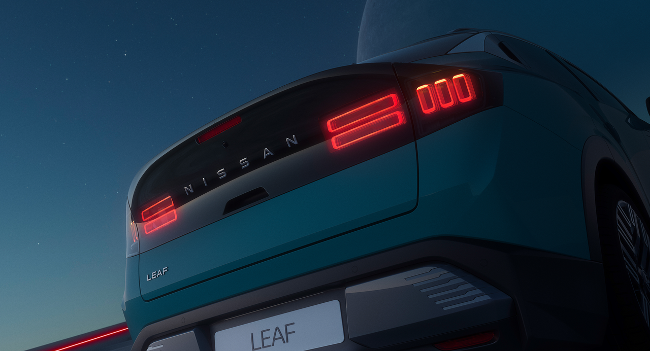 Vue arrière de la Nissan LEAF avec feu avant allumé