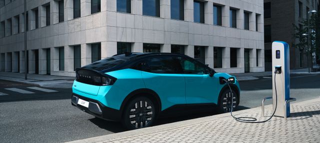 Nissan Leaf elektrisk familiebil, der oplader ved ladestation