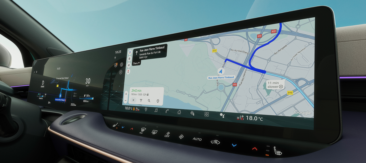 Vue du volant de la Nissan LEAF avec GPS intégré