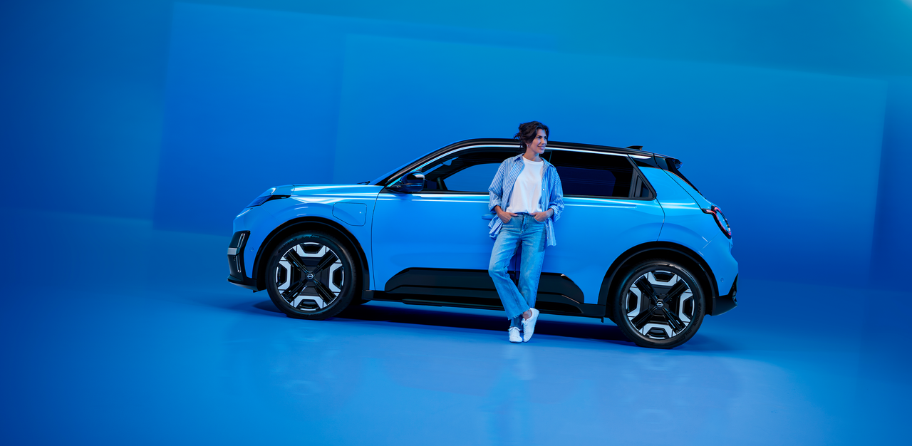 Die Stars der Icon League vor dem vollelektrischen Nissan MICRA.