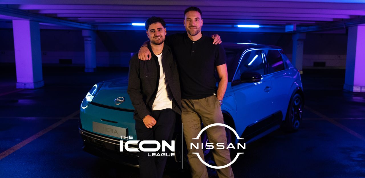 Die Stars der Icon League vor dem vollelektrischen Nissan MICRA.